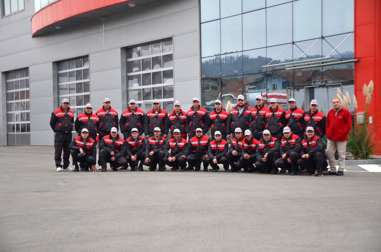 Tim firme Denix — vozači i osoblje ispred sjedišta u Srebreniku